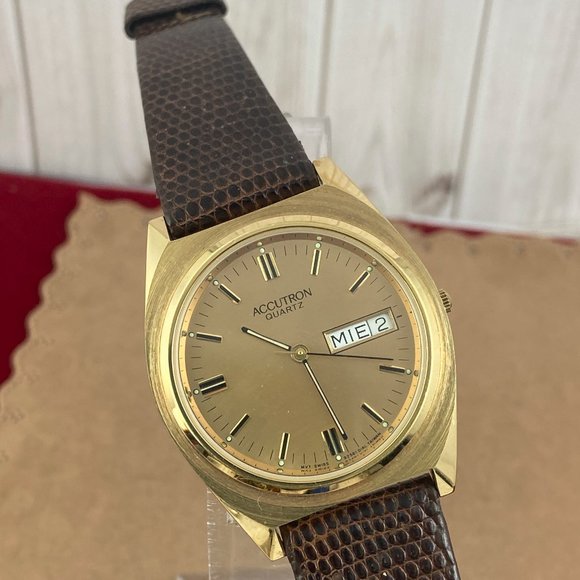 VINTAGE 1984 Bulova Date Accutron Gold Swiss Watch - Picture 2 of 9